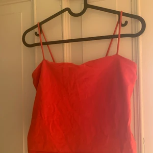 Linne - Rött linne från Ginatricot, storlek M.