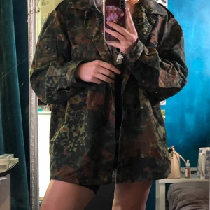 Militär jacka  - Äkta militär jacka utan namnskylt. Köpte jackan secondhand en gång och flaggan och namnet var ff fast. Jag tog bort både flaggan och namnet pga respekt :) inget har hänt med dåvarande ägaren dock :) köparen står för frakt 