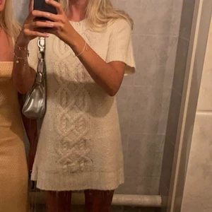 Stickad klänning  - Superfin vit stickad klänning. Köpt på plick, jag har användt den fåtal gånger och den är i mycket bra skick. Frakt tillkommer 💕