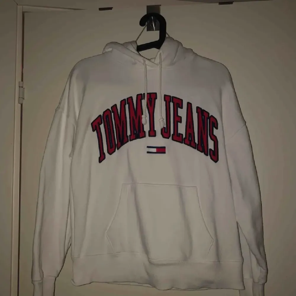 Tommy Jeans-hoodie, använd 1 gång så den är som ny! Den är i storlek XS men oversize. Nypris var 1000 kr, säljer för 500kr + frakt!. Hoodies.