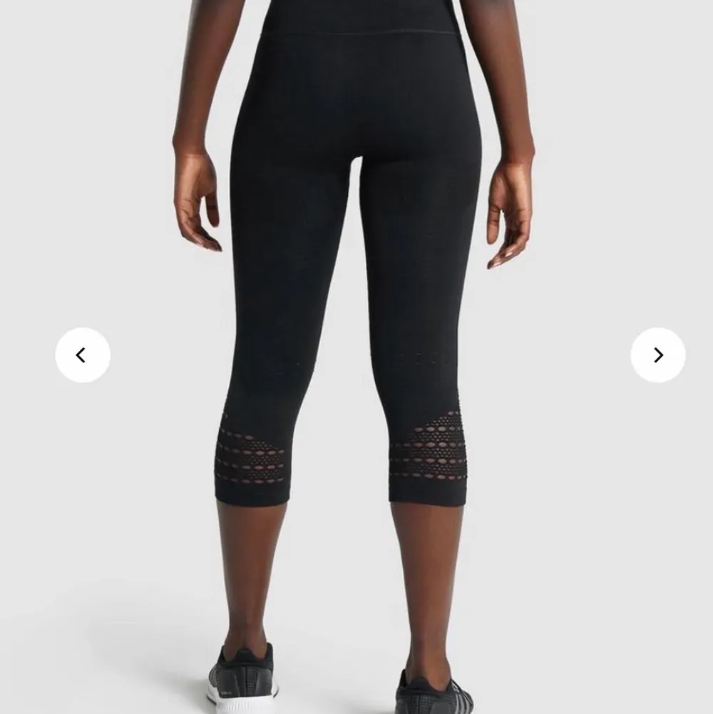 Helt nya tights från GYMSHARK säljes pga dubbelköp och jag hann inte skicka tillbaks dom. Supersnygga ”håliga” detaljer på och sitter som ett smäck! Ord pris 550 kr.. Jeans & Byxor.