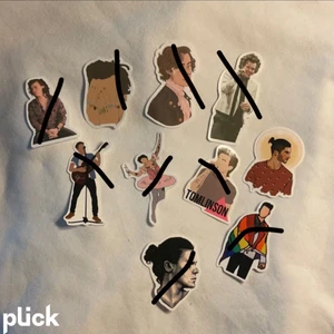 One Direction klistermärken  - Säljer dessa sjukt snygga One Direction klistermärken. 2kr/st. Köparen står för frakten💕(dom som inte har streck på sig finns kvar resten är sålda) 