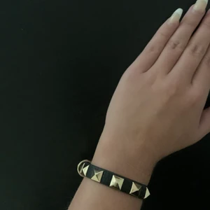 Armband - Säljer detta fake-läder armband. Aldrig använt. Fråga om de något ni undrar över💕💕💘