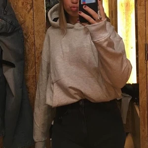 Hoodie  - Denna ljusgråa hoodie från weekday, superbra kvalite och hur najs som helst att ha till vardags. 