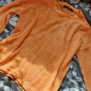 Nu säljer jag min fina orangea stickade tröja som man ser igenom lite. Fint skick har aldrig använt den o den är i storlek M. Den orangea färgen är väldigt klar och stark och sticker ut😍