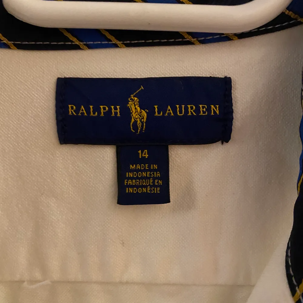 Jättefin Ralph Lauren skjorta, helt oanvänd så i perfekt skick. Storlek 14. Fraktavgift på 45 eller 66kr kan tillkomma om inte möte i Göteborg. 😊🌸. Skjortor.