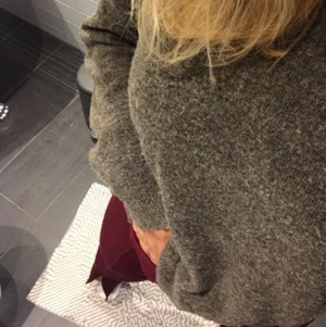 Mysig brun tröja - En supermysig tröja från Hm. Den passar assbra till hösten och är knappt använd, alltså i en bra skick. Tröjan är i stl L men skulle säga att den är liten i storleken och passar även Stl M. Kan skicka fler bilder vid intresse💕💕