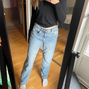Gina tricot 90s High Waist jeans - Supersnygga jeans från Gina, men som jag nu säljer eftersom jag tycker de är förstora på mig! De är även i väldigt gott skick då de enbart har använts 2-3 ggr! Nypriset är 599kr! 💞💞utropspris: 250kr(ej inkl frakt!)