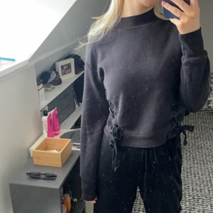 Sweatshirt med knytning - Snygg sweater med knytning på båda framsida sidor. 