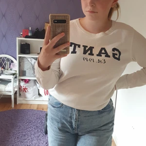 Vit sweatshirt, Gant - Vit sweatshirt från Gant, blå text. Lite lös passform och väl använd men ändå i bra skick. Minns ej nypris. 