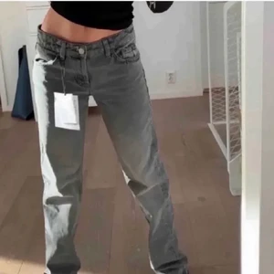 Gråa slutsålda jeans från zara - Säljer nu dessa as snygga jeans från zara. Jag vill bli av med de så snabbt som möjligt och säljer de därför för så lite pengar. Jag har inte använt de så mycket så det finns INGA hål eller något! Först till kvarn! (Lånad bild, skriv för egen) KOLLA GÄRNA PÅ MINA ANDRA NOTISER!