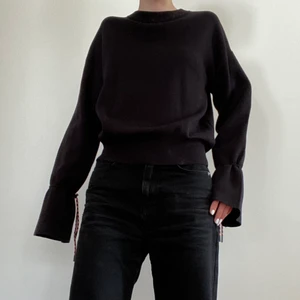 Svart sweatshirt från &other stories - Svart sweatshirt med justerbara snoddar i ärmarna. Bara använd en eller två gånger. Tveka inte att kontakta mig vid frågor!