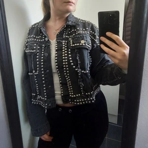 Häftig jeansjacka  - Knappt använd. Nyskick. 