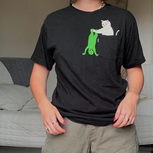 RipnDip T-shirt - Säljer denna t-shirt från RipnDip med ett coolt tryck på! Den är i storlek medium💚