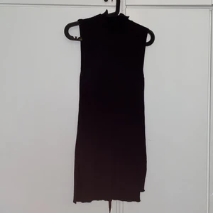 Svart ribbad lång tröja/ tunika strl S  - Svart längre ribbad tröja Club XPRS strl S 