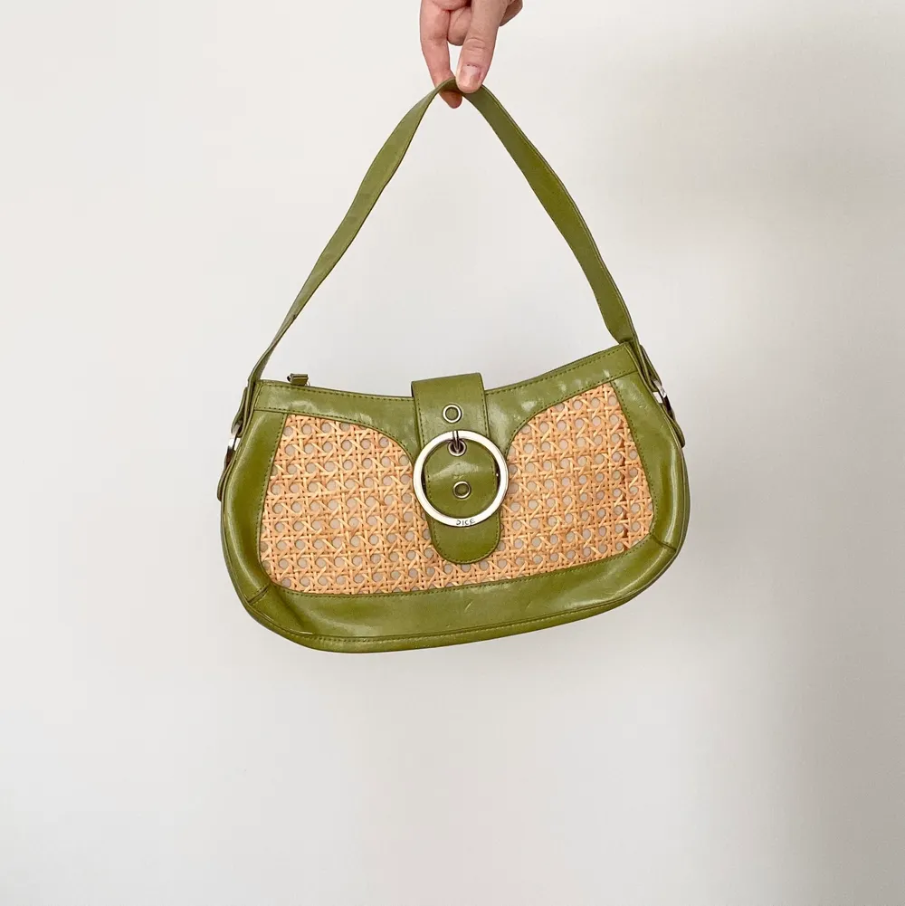 Finaste sommarväskan i ljusgrönt läder med magnetiskt spänne framtill • från märket DICE • köpte den från Depop förra året men den har inte kommit till användning • eftersom det är en oldie but goldie är den i använt skick men fortfarande väldigt fin • frakt tillkommer på 66kr :) . Väskor.