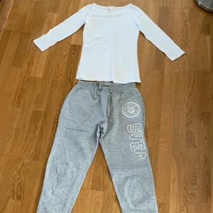 Mjukisar + tröja  - Gråa mjukisar fårn SVEA slitna med en tröja från H&M använd 1 gång säljs endast som ett set 