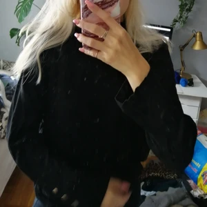 Lång ärmad topp från ZARA med knappar - Lång ärmad topp från ZARA med guldiga knappar på ärmarna, stl L, pris 100 kr inkl frakt