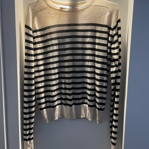 Zara tröja - Jätte fin blå beige randig tröja från zara, köpt för 1-2 månader sen. Tyvärr har den en lite fläck som var där när jag köpte den. Tröjan är använd 1 gång, köparen står för frakt💕