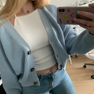 Kofta - Säljer min pastel blåa stickade kofta från Monki. Den är i bra kvalite o väldigt mysig. Storlek: S