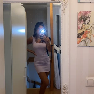 söt ljuslila klänning - säljer denna söta ljuslila tajta klänningen ifrån shein. Har använt en gång men har många andra liknande klänningar så därför säljer jag den. Jag säljer för 60kr + frakt som är 66kr. Skriv privat om fler bilder💜💜