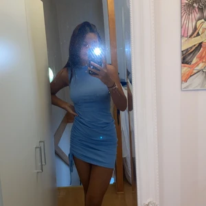 blå klänning - jättefin blå klänning från shein. Man kan själv välja vilken sida man vill ha snörningen. Det finns ingen lapp så kan kan ha den på vilket håll man vill. Säljer för 60kr + frakt som är 66kr