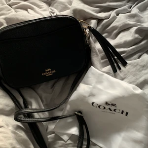 Coach väska - Säljer min fina coach väska pga använder inte längre. Den är i läder med guld detaljer med en en frans. Fikor på både fram och baksidan. Använd fåtal gånger vilket gör att den är som ny. Köpte den för 2500 kr och säljer för 1200 kr men pris kan diskuteras. 😃💕