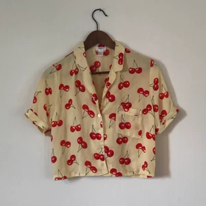 Pyjamastopp - Supersöt pyjamastopp från Forever21. Storlek S. Kan även användas som en vanlig kortärmad skjorta! 