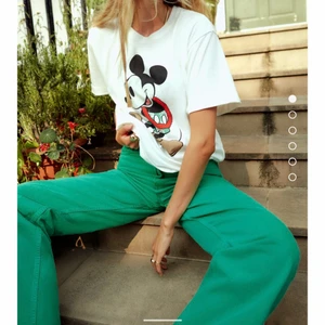 Populära gröna zara jeans - Säljer dessa jeansen från zara då jag beställde fel storlek, aldrig använda och därför är lapparna kvar! Nypris: 400kr Mitt pris:300.   Storleken är 44 men enligt mig mer som 42!