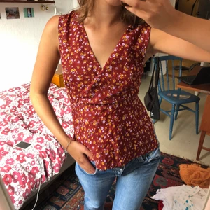 Blus med öppen rygg! - Blommig blus med öppen rygg å knytning, SÅ fin! Passar de flesta pga justerbar rygg. Jag är själv en S 💓💓