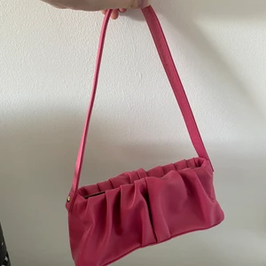 Väska  - Jättefin rosa väska som jag tror är köpt på ASOS💗 aldrig använd, nyskick!!