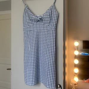 Rutigklänning - ALDRIG ANVÄND Så fin ljusblå och rutig klänning från NA-KD!💙115kr+frakt