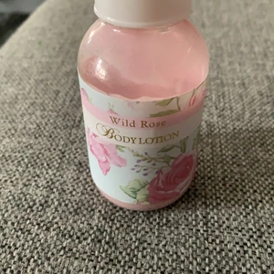 Body lotion  - En body lotion i doft av rosor. Använd någon gång men ändå ganska mycket kvar. Köparen står för frakten.
