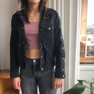 Jeans jacka  - Jeans jacka med knapp detaljer på ärmarna. Gråsvart färgad, bra skick. Säljes för att den inte kommer till användning 