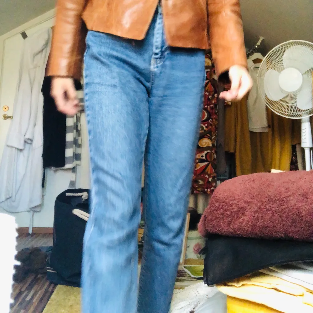 mom jeans i fint använt skick. lite kortare modell. mindre slitningar vid kanten. dma för fler bilder! . Jeans & Byxor.