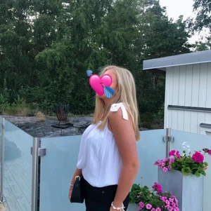 Sommar linne!!🥰 - Säljer detta super fina linne, super fint med söta knytningar på axlarna!! Skriv vid intresse💞