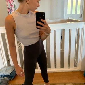 Svarta träningstights shape  - Svarta träningstights shape i storlek XS från HM i modellen shape. Formar kroppen på ett fint sätt. Helt oanvända