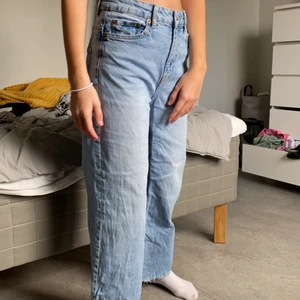 Jeans  - Jeans från lager 157. Bra i midjan, lite korta på mig som är 166. Betalning via swish. Mottagaren står för frakten ❣️