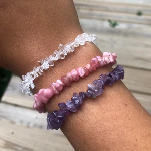 Armband  - ! Så söta armband med kristaller! Enkla att ta på och av, gjorda med elastisk tråd. Fri frakt vid köp av alla!