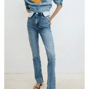 Jeans  - Raka jeans med slit. Strl 38 passar perfekt i längden på mig som är 175cm. 