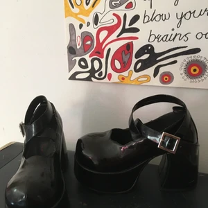 Gothic Mary Janes - Platåskor i lack köpta i Harajuku. Gothic lolita. Supersköna att gå i. Ett spänne att knäppa två varv runt foten. Sparsamt använda. Skickas spårbart men jag står för hälften så endast 75 kr i frakt istället för 125.