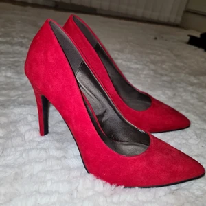 Klackar  - Röda klackskor från Bull Boxer. Strl 36-38. Helt oanvänd säljes på grund av fel storlek.