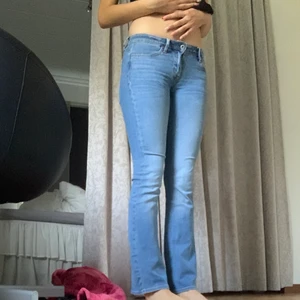 Crocker jeans - Ett par vintage jeans som jag hittade på en second hand butik. De är för korta för mig som är 173. De går ut till flare i slutet av byxorna annars sitter de tajt.  Materialet är mjukt och lite stretchigt. De har inga slitningar eller fläckar. Frakt INGÅR i priset. 