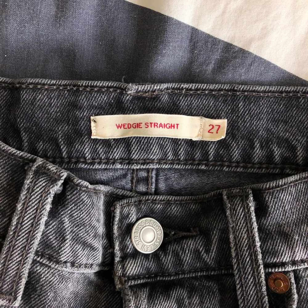 Svarta Levis i modellen Wedgie Straight, strl W27. Slitna detaljer på ficka och byxslut. Använda men i gott skick.. Jeans & Byxor.