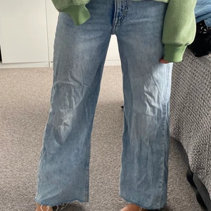 Ljusblåa jeans - Ett par ljusblåa wide jeans, säljer pga att dem är för korta för mig men jag har väldigt långa ben, jag kommer såklart stryka dem om någon är intresserad att köpa😘