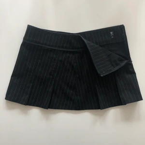 Black mini skirt  - Eve of Eden mini skirt. En lågmidjad pinstriped kjol från 90-talet i storlek M men passar även storlek S. Sjukt söt kjol som passar bra med allt under alla årstider.💫