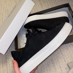 selected homme skor - Säljer dessa selected Homme skor som jag köpte till min kille med de var för små och glömde lämna tillbaks i tid. De är helt oanvända och prislapp och kartong finns kvar! Storlek 42, nypris är 1300 jag säljer för 1000 +halva frakten!