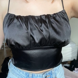 Linne - Fint svart linne i storlek S. Köpte det för ett tag sen och har aldrig använt! Dragkedja på höger sida 