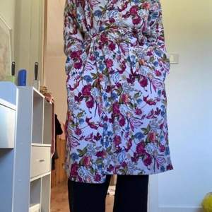 Blommig kimono från Monki, strl S. 