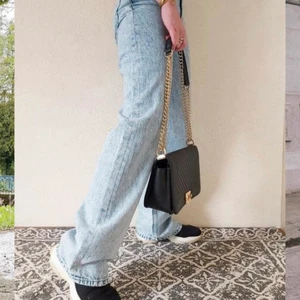 Monki jeans - Säljer nu mina monki jeans i färgen light blue som var mina favoriter men nu är dom för stora för mig drf ser dom lite konstiga ut på andra bilden. Storlek 29